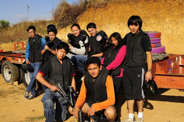 JUgando al paintball